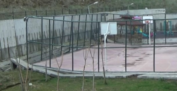 Heyelan, basketbol sahasını ortadan ikiye böldü