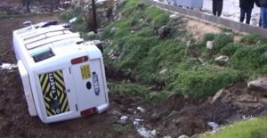 Öğrenci servisi tarlaya uçtu: 7 yaralı