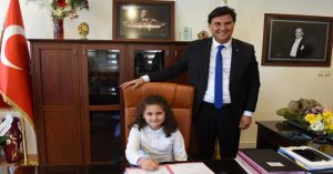 Başkan Karaca makamını öğrenciye bıraktı.