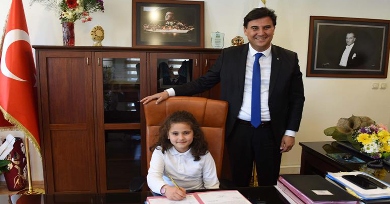 Başkan Karaca makamını öğrenciye bıraktı.