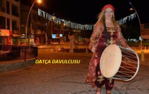 Kadın Davulcunun manileriyle Datça Sahura Kalkıyor