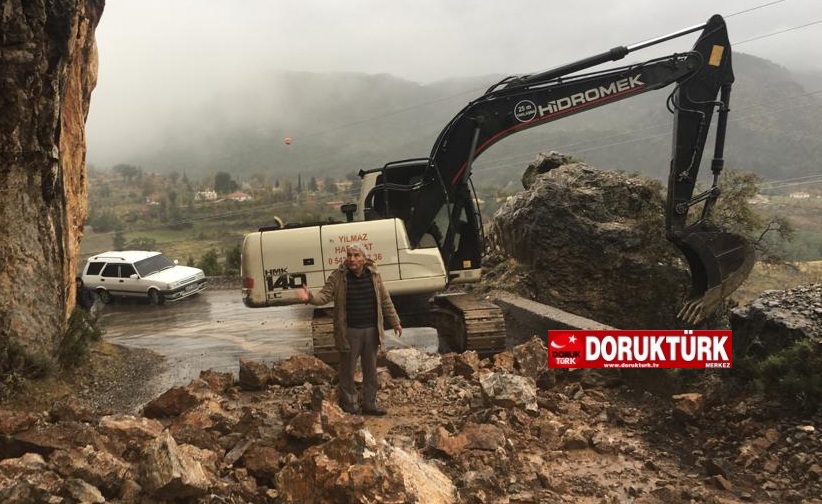 Elcik ile Taşbaşı arası Kaya Yolda sabah erken saatlerde heyelan meydana geldi!