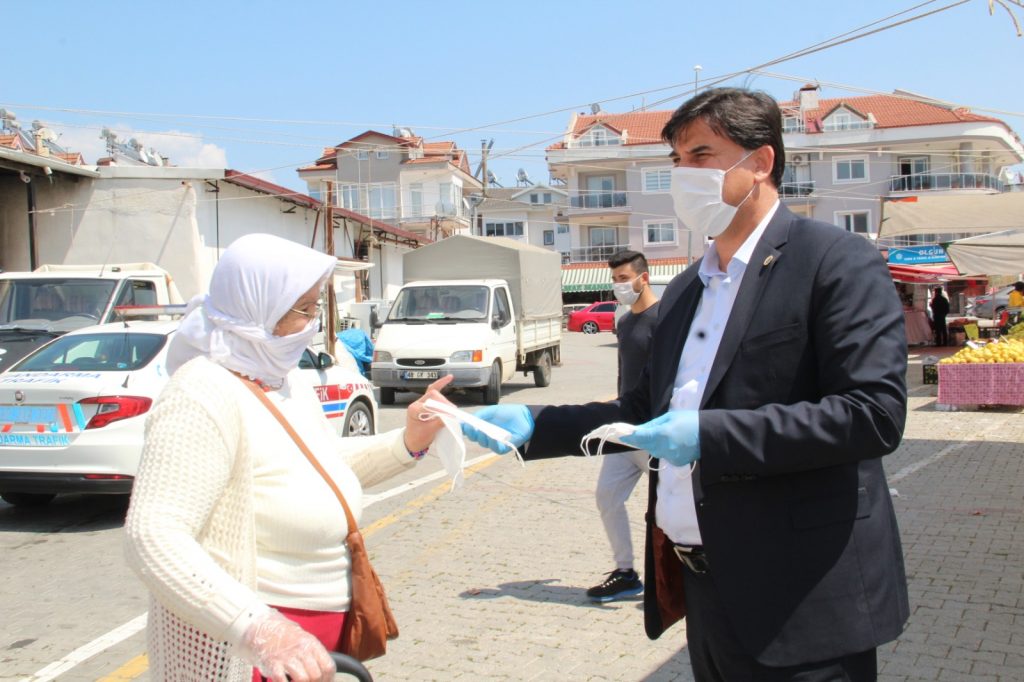 Karaca, pazarlarda ücretsiz maske dağıtımını sürdürdü