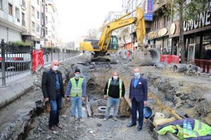 BAYRAMPAŞA’DA YOL VE KALDIRIM YENİLEME ÇALIŞMALARI DEVAM EDİYOR