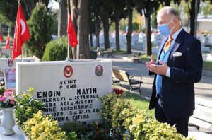 BAŞKAN AYDINER’DEN ŞEHİTLİK ZİYARETİ