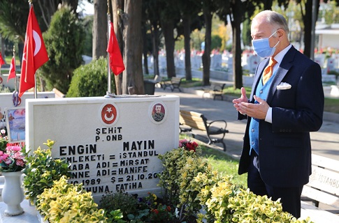 BAŞKAN AYDINER’DEN ŞEHİTLİK ZİYARETİ