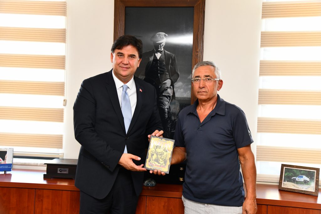 “DESTAN ÇANAKKALE” İSİMLİ KİTABINI BAŞKAN KARACA’YA HEDİYE ETTİ.