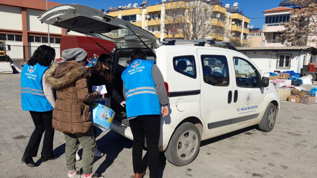 MİLAS BELEDİYESİ, HEM DEPREM BÖLGESİNDEKİ HEM DE MİLAS’TAKİ DEPREMZEDELER İÇİN ÇALIŞMALARINI SÜRDÜYOR