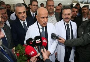 Bakan Vahit Kirişci, Aydın’da çilek hasadında konuştu