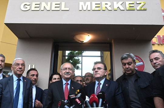 Adalet Partisi Genel Başkanı Vecdet Öz, cumhurbaşkanlığı seçiminin 2. turunda Kemal Kılıçdaroğlu’nu destekleyeceklerini söyledi