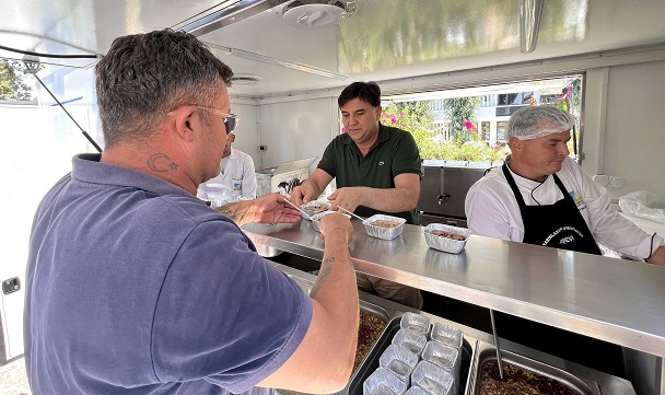 Fethiye Belediyesi aşure dağıttı