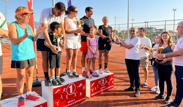 Cumhuriyetimizin 100. yılı kutlama etkinlikleri kapsamında plaj voleybolu ödülleri sahiplerini buldu