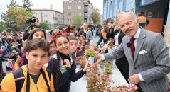 Bayrampaşa’da okullar begonya ile renklendi