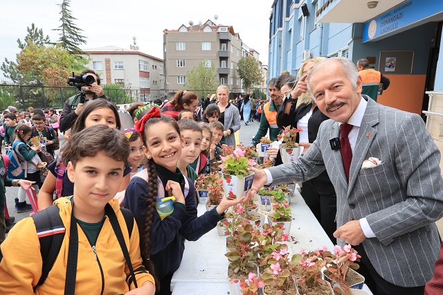 Bayrampaşa’da okullar begonya ile renklendi