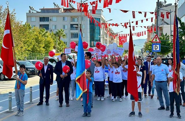 Öğrencilerimiz Dalaman’da Cumhuriyet Bayramı Yürüyüşünü Coşku Dolu Bir Şekilde Gerçekleştirdi