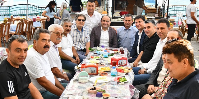 Başkan Karaca’ya Salı Pazarı’nda yoğun ilgi