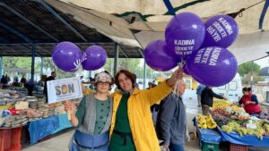 “KADINA ŞİDDETE SON” DİYEREK MOR BALON DAĞITTILAR…