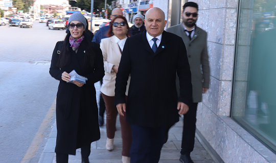 AYHAN GÜNAY ESNAF İLE KUCAKLAŞTI