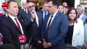 Belediye Önünde Eski Başkansız Devir Teslim, yine de “Hoş geldiniz” nezaketinde gerçekleşti
