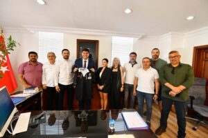BAŞKAN KARACA’YA BEŞİKTAŞ FORMASI HEDİYE ETTİLER