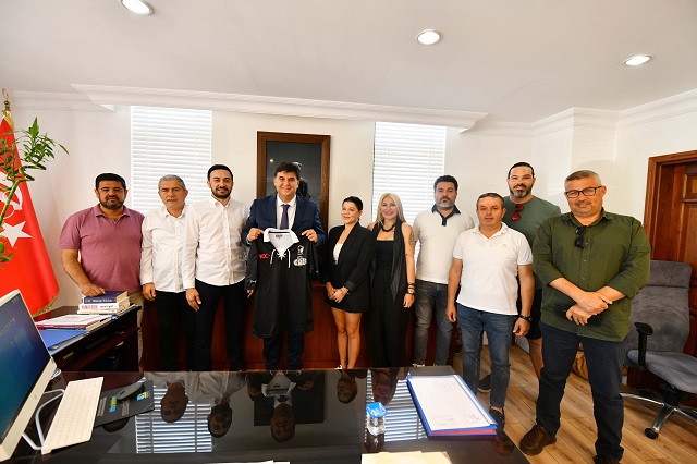 BAŞKAN KARACA’YA BEŞİKTAŞ FORMASI HEDİYE ETTİLER