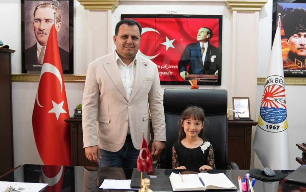 BAŞKAN DURMUŞ, KOLTUĞUNU MİNİK ÖĞRENCİYE DEVRETTİ