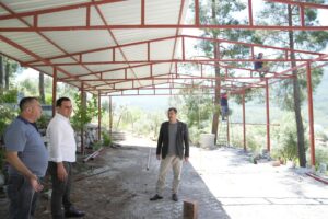 BAŞKANLARDAN ORTAK HİZMET: KARGINKÜRÜ MEZARLIĞI’NA ÜSTÜ KAPALI ALAN YAPILDI