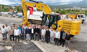 BELEDİYE ÇALIŞMALARINA GÜÇ KATACAK 30 TONLUK EKSKAVATÖR SAHADA BAŞKAN AKDENİZLİ: “YENİ EKSKAVATÖRÜMÜZ İLÇEMİZE HAYIRLI OLSUN”