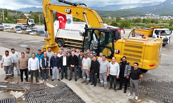 BELEDİYE ÇALIŞMALARINA GÜÇ KATACAK 30 TONLUK EKSKAVATÖR SAHADA BAŞKAN AKDENİZLİ: “YENİ EKSKAVATÖRÜMÜZ İLÇEMİZE HAYIRLI OLSUN”