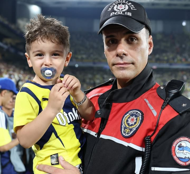 Minik Taraftar Göktuğ Alımcı Lyon Maçında Tribündeki Yerini Aldı
