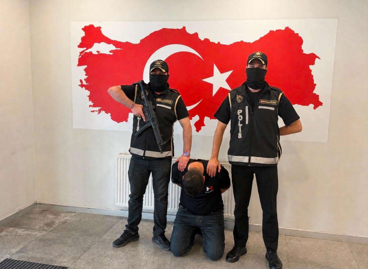Bakü’de Yakalanan Aranan Suç Örgütü Şüphelisi Türkiye’ye Getirildi