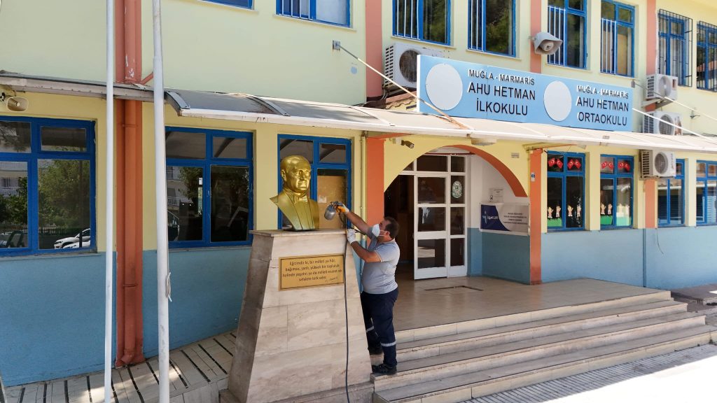 Marmaris’te Okul Bahçeleri Yeni Eğitim Yılına Hazırlanıyor