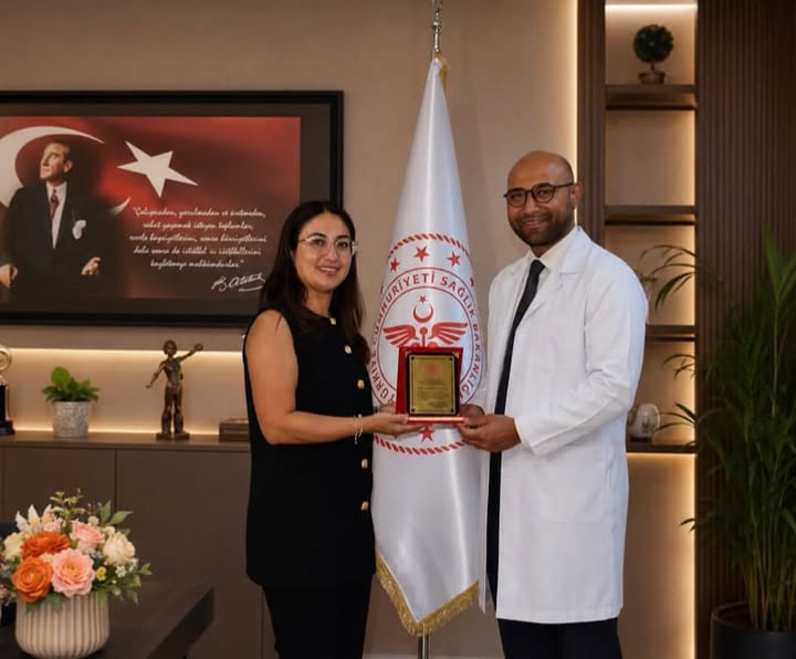 Dalaman Devlet Hastanesi’nde Uzm. Dr. Utku Berkay Akalın’a Teşekkür Plaketi