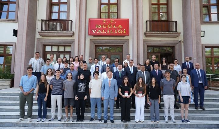 Vali Akbıyık, YKS Derecesine Giren Öğrencilerle Bir Araya Geldi