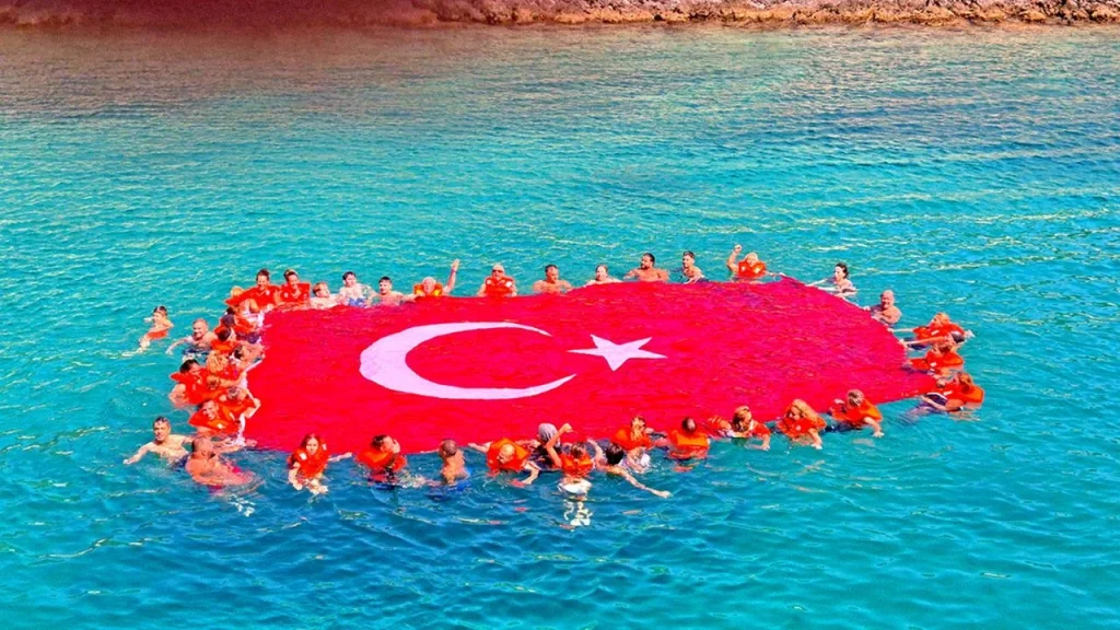 ÇEŞME AÇIKLARINDA 30 AĞUSTOS COŞKUSU: BAYRAK DENİZDE DALGALANDI