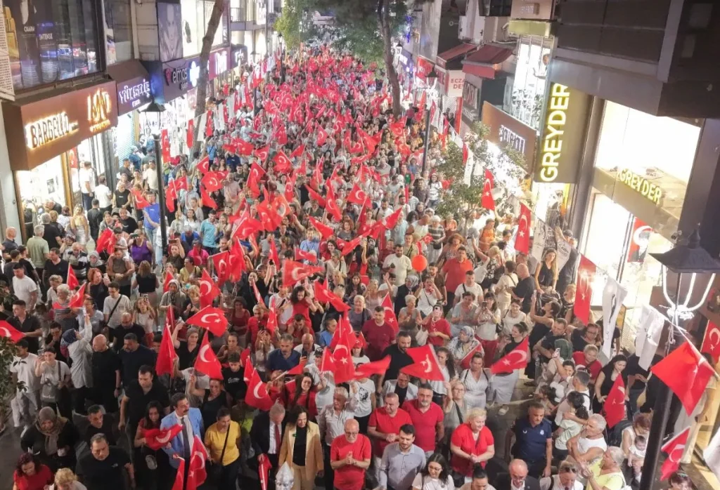 KARŞIYAKA’DA 30 AĞUSTOS COŞKUSU ÇARŞI’YI SARDI