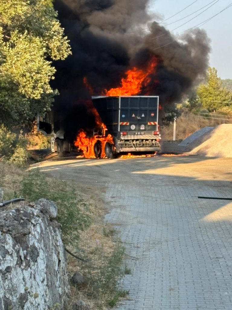 Dalaman’da Asfalt Kaplama Aracında Yangın: Alevler Ormana Sıçramadan Söndürüldü